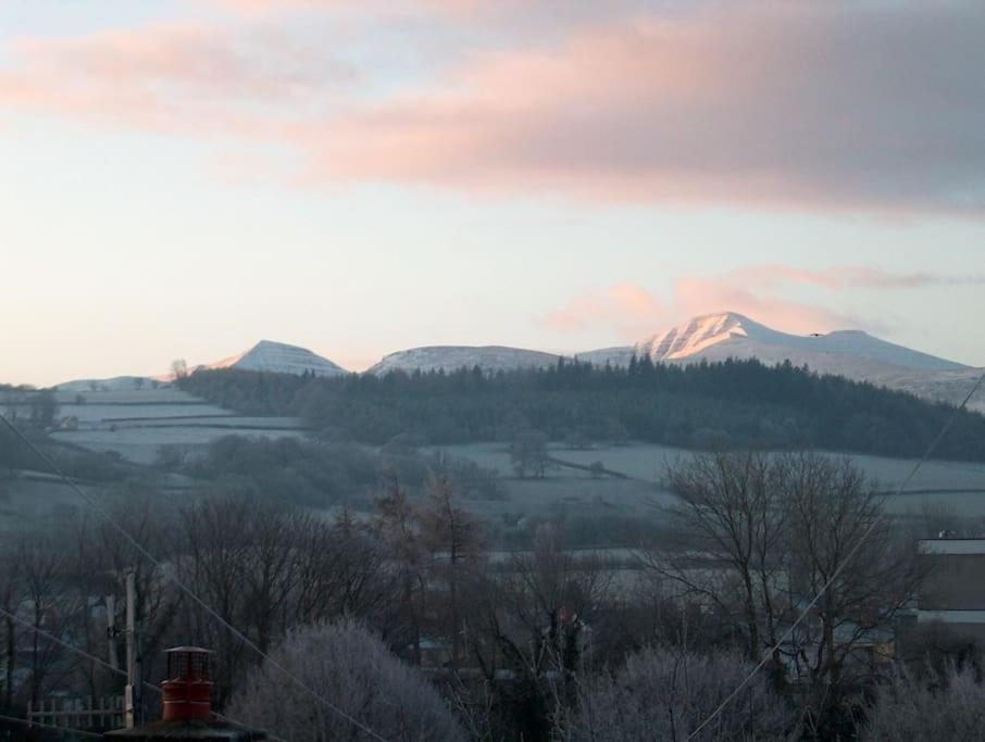 Villa Mountain Views In The Heart Of Brecon Town Esterno foto
